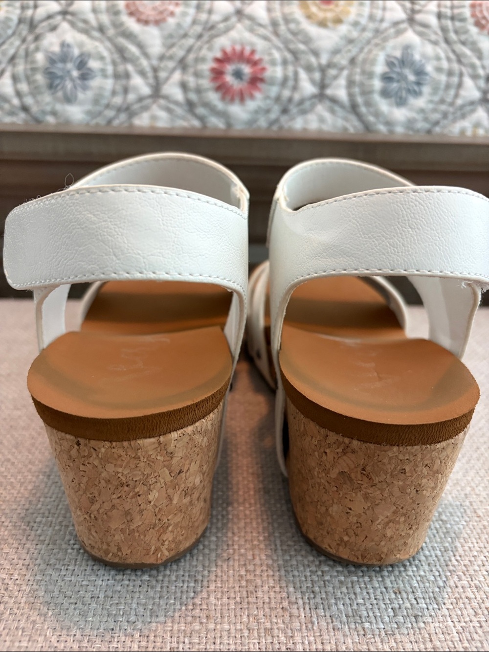 Very G white faux leather sandals, size 8.5. - Picture 8 of 10